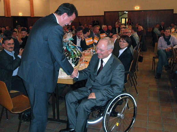 Kreisvorsitzender Volker Schebesta gratuliert Wolfgang Schäuble zur Nominierung.