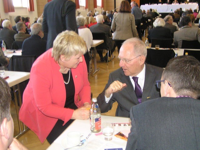 Foto: Die gewählten Kandidaten für die CDU-Landesliste zur Bundestagswahl 2017 Dr. Wolfgang Schäuble (Platz 1) und Kor-dula Kovac (Platz 10) nach ihrer Nominie-rung bei der Bezirksvertreterversammlung in Löffingen.