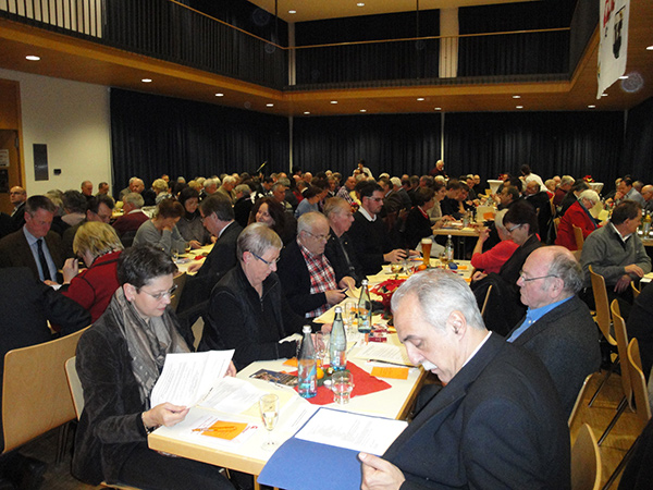 Voll besetzte Halle in Zell: 177 stimmberechtigte Mitglieder anwesend