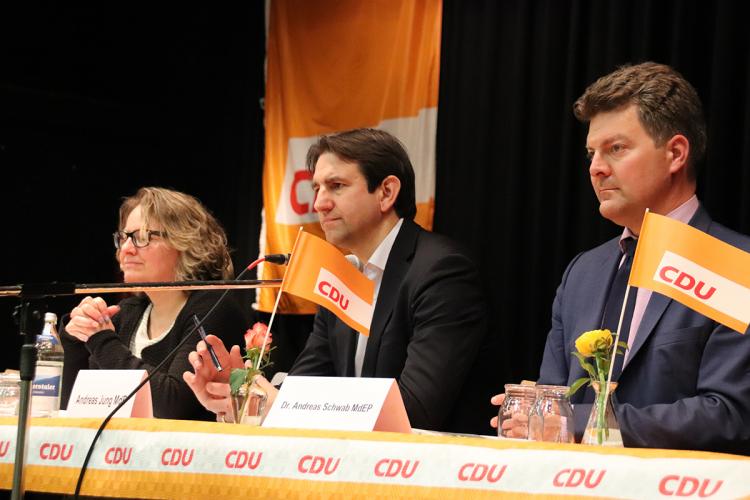 Bereicherten mit Rede und Diskussion die Veranstaltung: Dr. Andreas Schwab MdEP (rechts) und Andreas Jung MdB neben Christine Rösch, Schriftführerin der CDU Ortenau