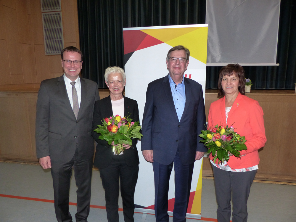 Kreisvorsitzender Volker Schebesta MdL (links) bedankt sich bei Frau Klinkert für Ihre hervorragende Rede und gratuliert dem frisch nominierten Kandidaten Willi Stächele MdL und der Ersatzkandidatin Rosa Karcher