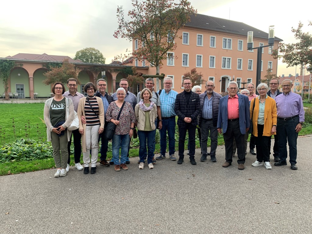 Roswitha und Klaus Muttach (von links) empfingen die Seelbacher CDU in der Illenau in Achern