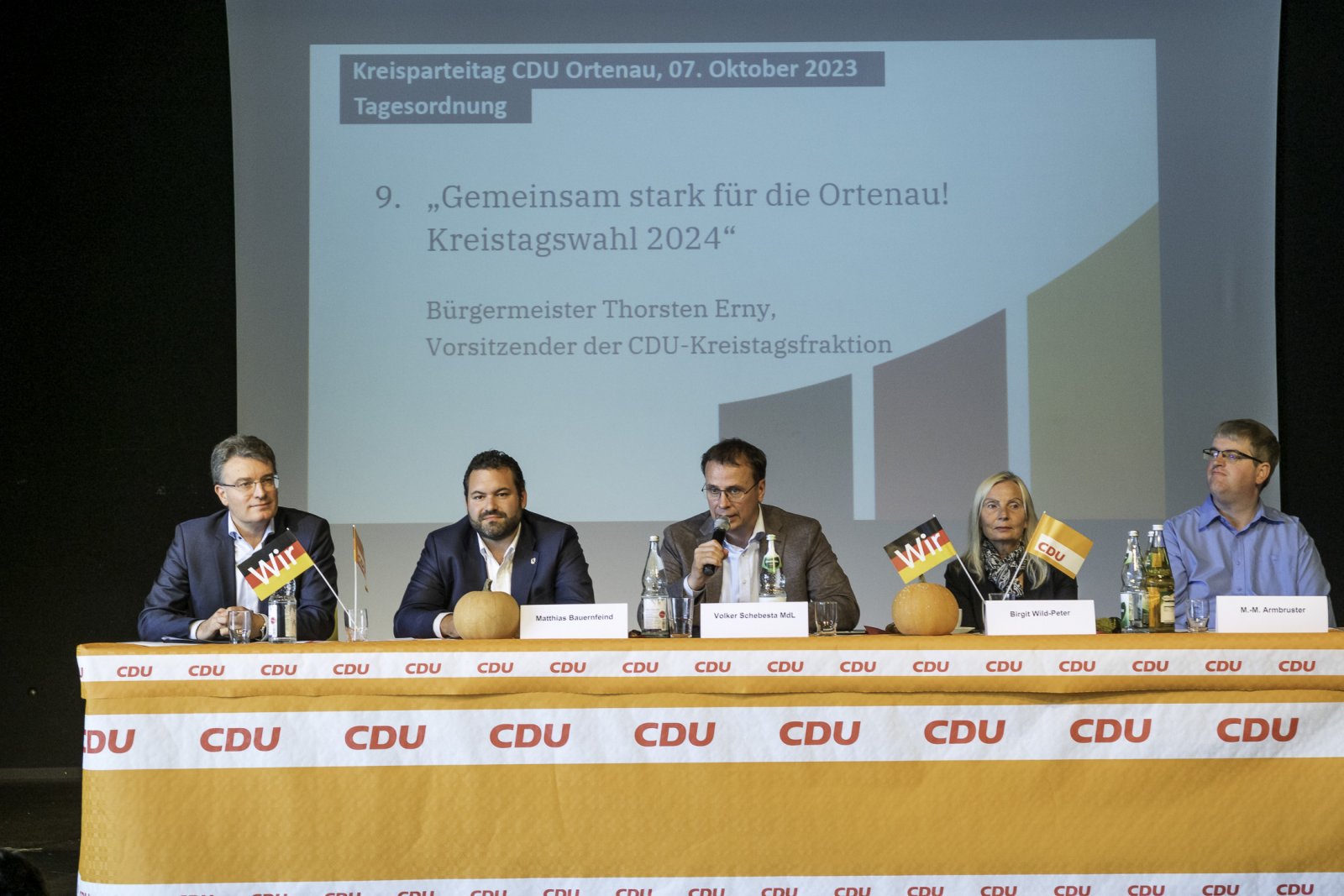 Podium beim Kreisparteitag: Bürgermeister Thorsten Erny (Gengenbach), Bürgermeister Matthias Bauernfeind (Oberwolfach), Kreisvorsitzender Volker Schebesta, Birgit Wild-Peter, Marc-Manuel-Armbruster (v.l.n.r.). 