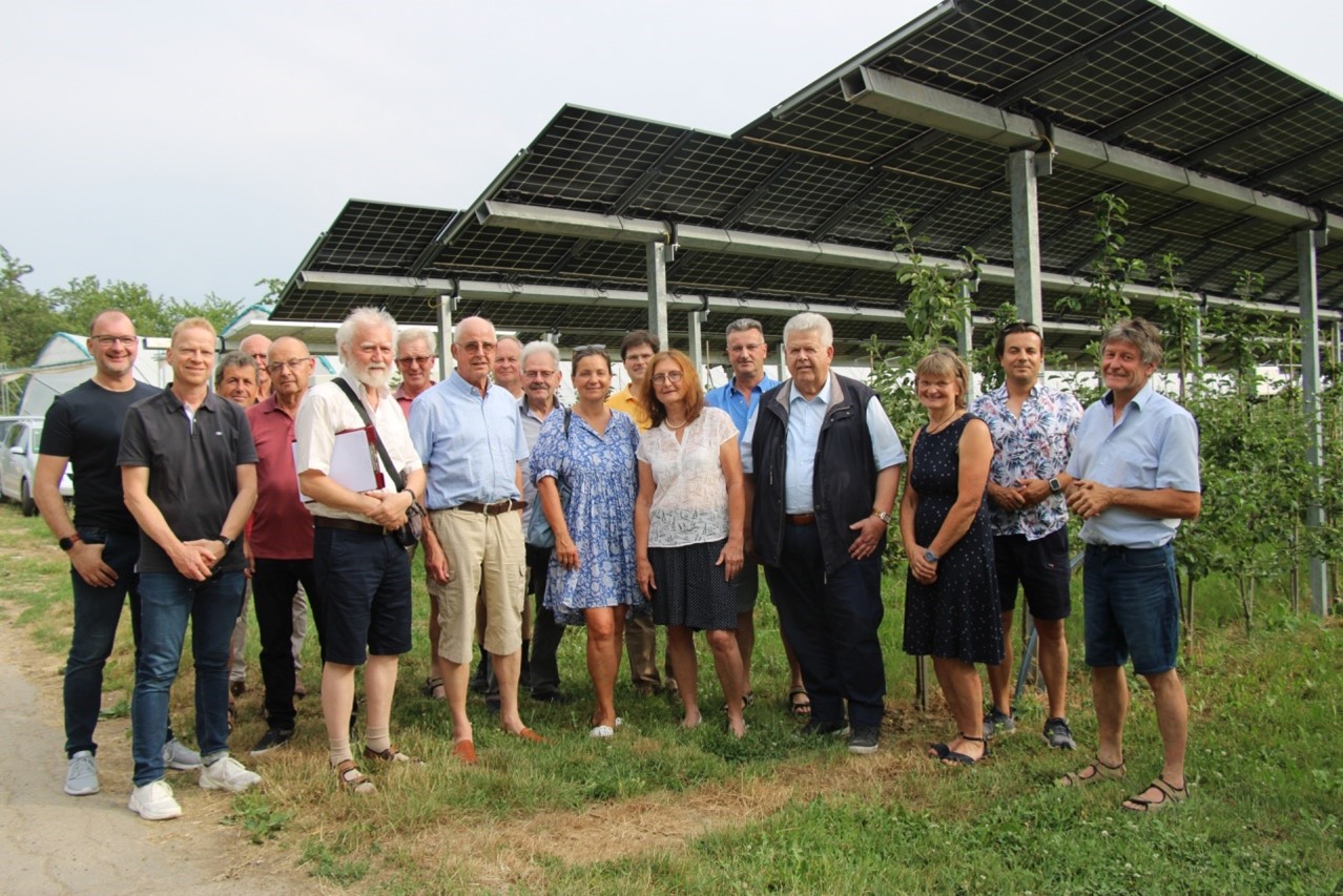Die CDU Oberkirch besichtigte die Agri-PV-Anlage von Hansjörg Vollmer. 