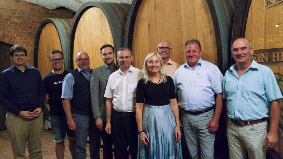 Sprachen über EU-Agrarpolitik: Johannes Rothenberger (CDU Oberkirch), Dominic Ell (CDU Stadelhofen), Dr. Ulrich Dahm (Obstgroßmarkt Mittelbaden), Dr. Sebastian Hill (Oberkircher Winzer), Europaabgeordneter Norbert Lins, Birgit Wild-Peter (Kandidatin für das Europäische Parlament und Vorsitzende der Frauen Union Ortenau), Franz Männle (Oberkircher Winzer), Egon Busam (BLHV) und Wendelin Obrecht