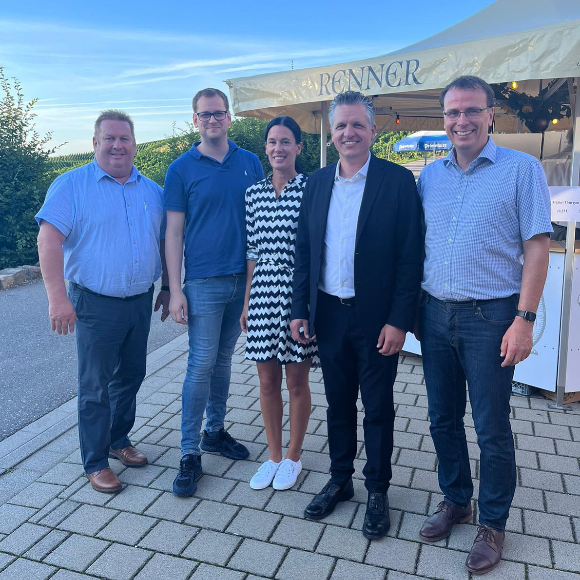 Heimat, Wein & Politik: Offenburgs Fraktionsvorsitzender Werner Maier, die beiden stellvertretenden Vorsitzenden der CDU Offenburg, Felix Ockenfuß und Anne Nickert, der erste parlamentarische Geschäftsführer der Unionsfraktion im Bundestag Thorsten Frei sowie CDU-Kreisvorsitzender Volker Schebesta MdL (v.l.n.r.). 