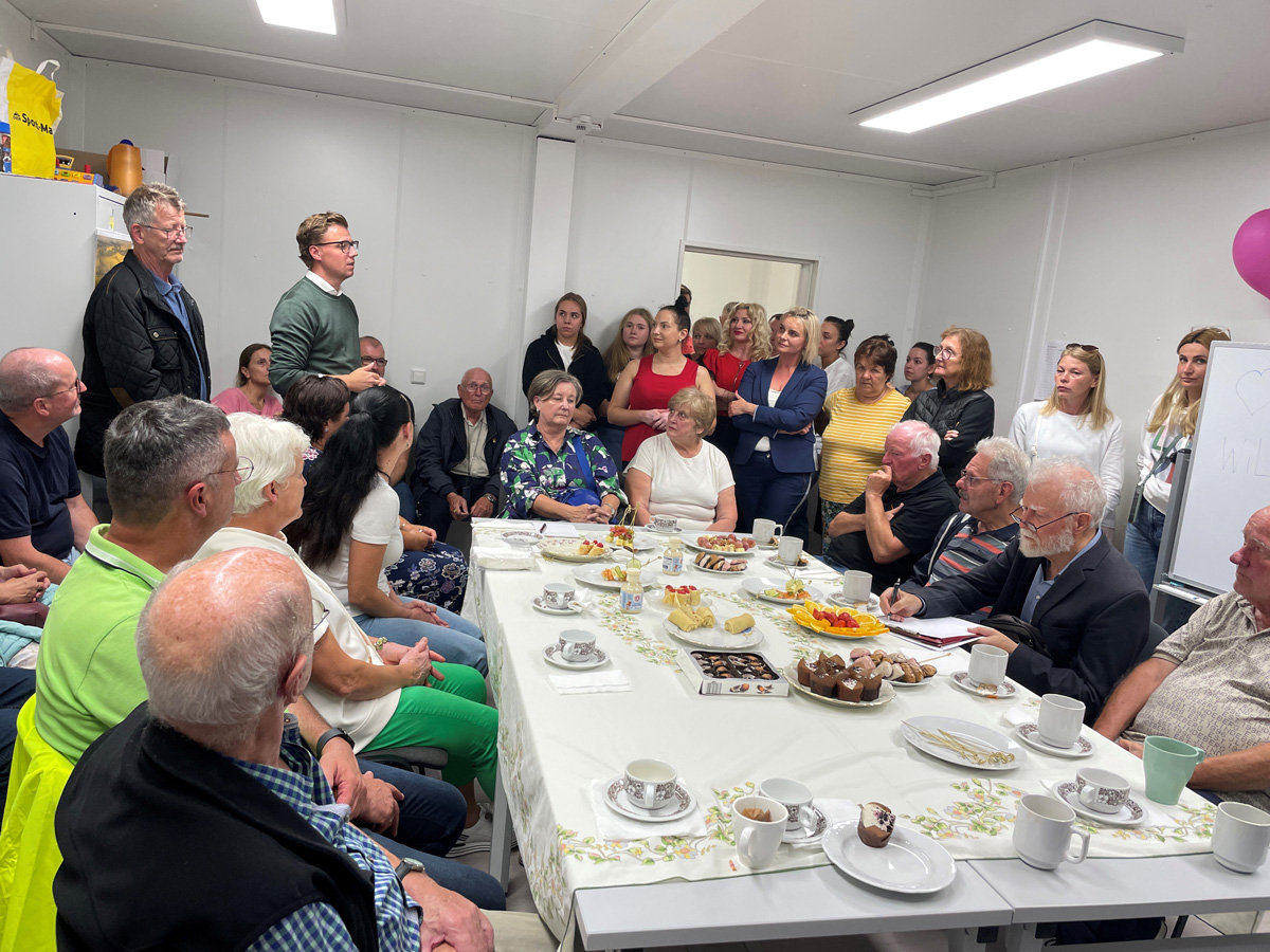 Auch CDU-Oberbürgermeister Gregor Bühler nahm an der Besichtigung des Containerdorfs zur Flüchtlingsunterbringung in Oberkirch teil.