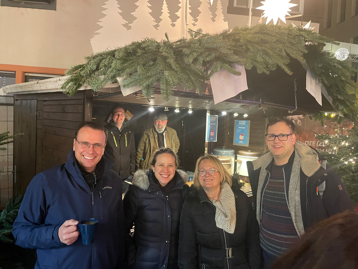 Am Weihnachtsmarktstand der CDU Ortenau in Offenburg gingen hunderte von Glühgin, „Heißen Friedrich“ und Waffeln über die Theke. Kreisvorsitzender Volker Schebesta  war ebenfalls mit vor Ort