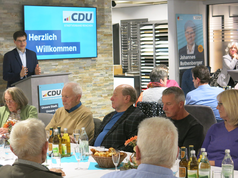 Eng mit den Bürgerinnen und Bürgern im Dialog: Der CDU-Bundestagsabgeordnete Johannes Rothenberger bei der CDU Renchen.  Bild: Herbert König.