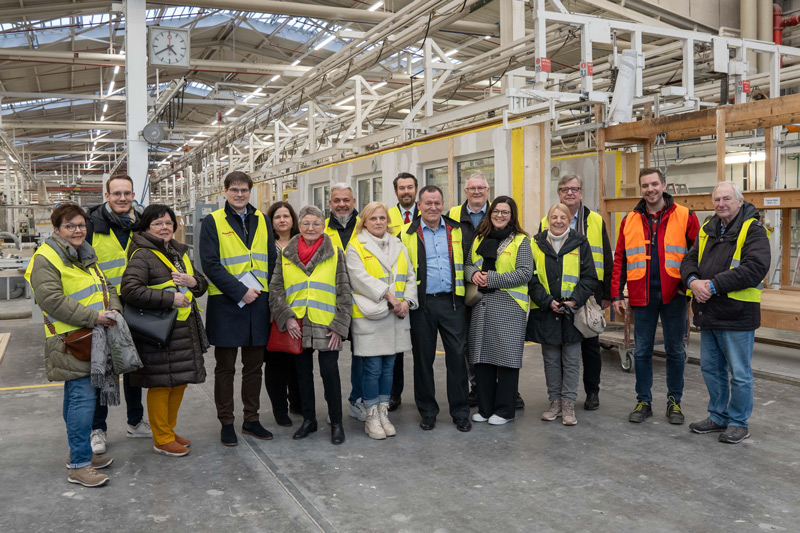 Spannende Besichtigung in Rheinau-Linx: Johannes Rothenberger und Willi Stächele besichtigten mit einigen CDU-Mitgliedern die Firma WeberHaus. Bild: Büro Willi Stächele MdL.