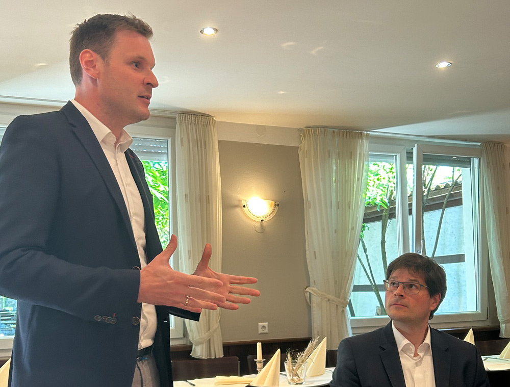 Trafen sich zum Austausch bezüglich des neuen Koalitionsvertrags im Bund: Die Abgeordneten Dr. Yannick Bury (links) und Johannes Rothenberger. Bild: Noel Treffinger.