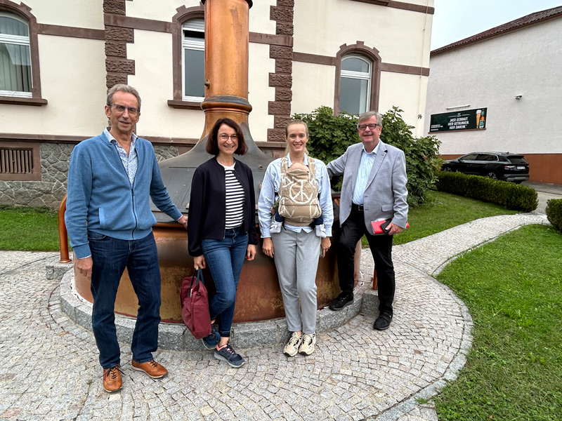 Siegbert Meier, Dr. Katrin Merkel, Katharina Schuler und Willi Stächele(von links nach rechts) besuchten die Familienbrauerei Bauhöfer. Bild: Georg Graf.