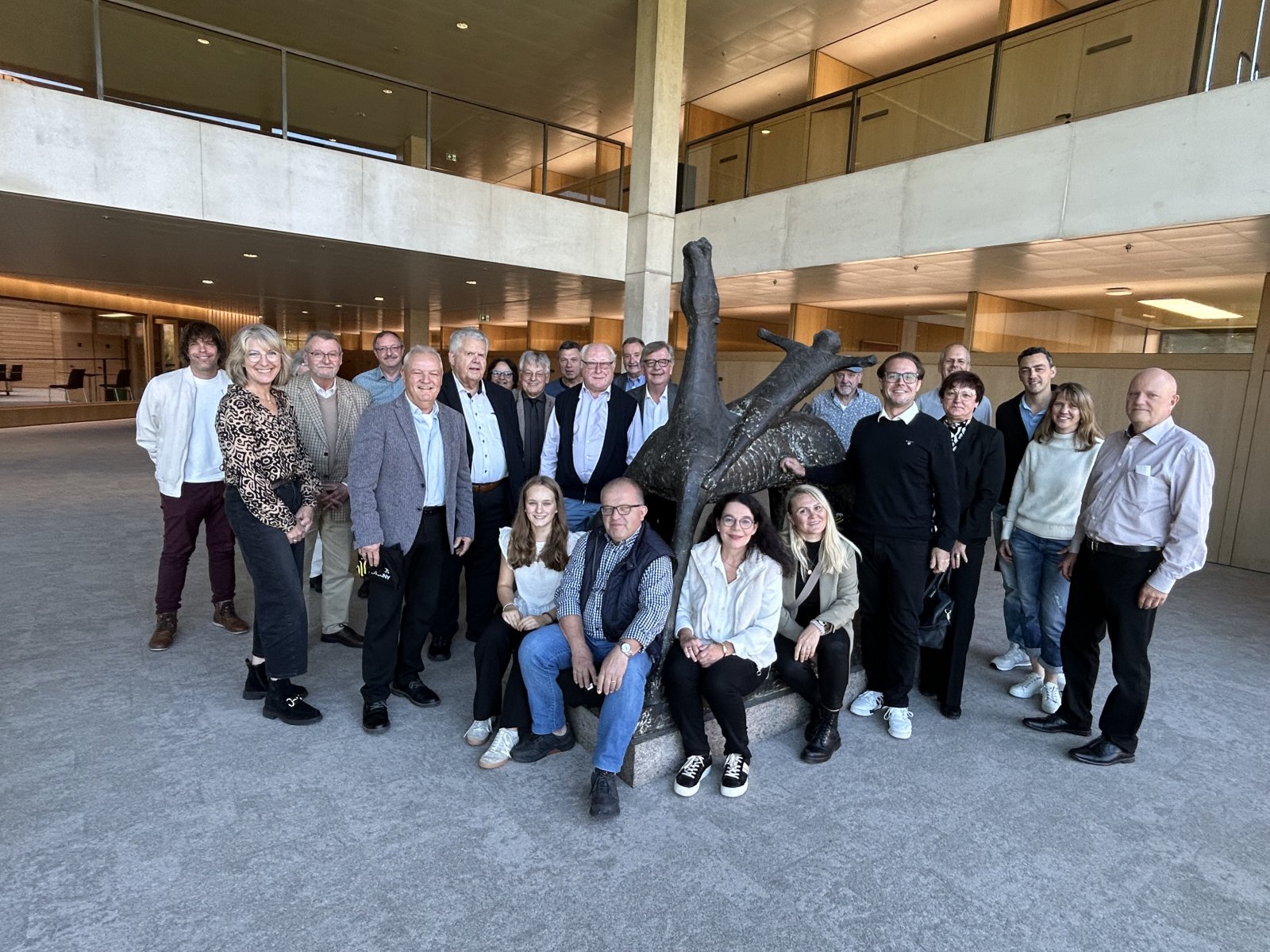 Die Besuchergruppe zusammen mit den Abgeordneten Willi Stächele und Ulli Hockenberger in der Lobby des Landtags. Bild: Georg Graf.